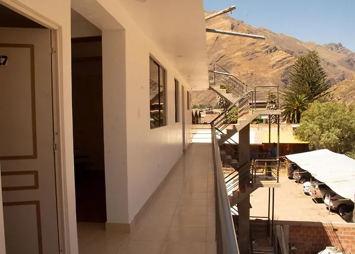 Everest Hotel *