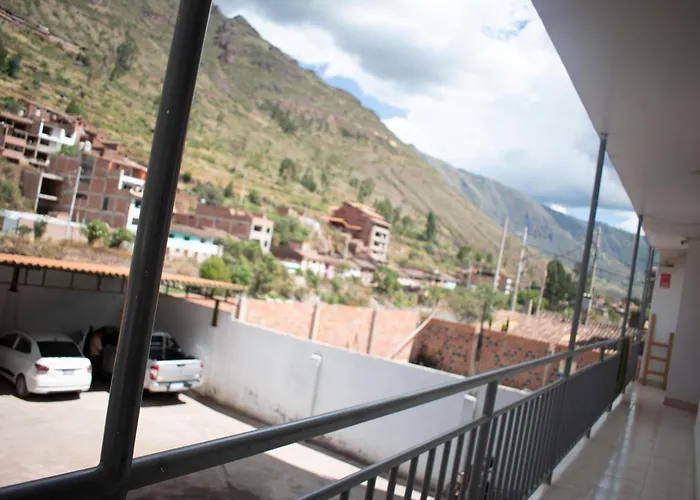 Everest Hotel *