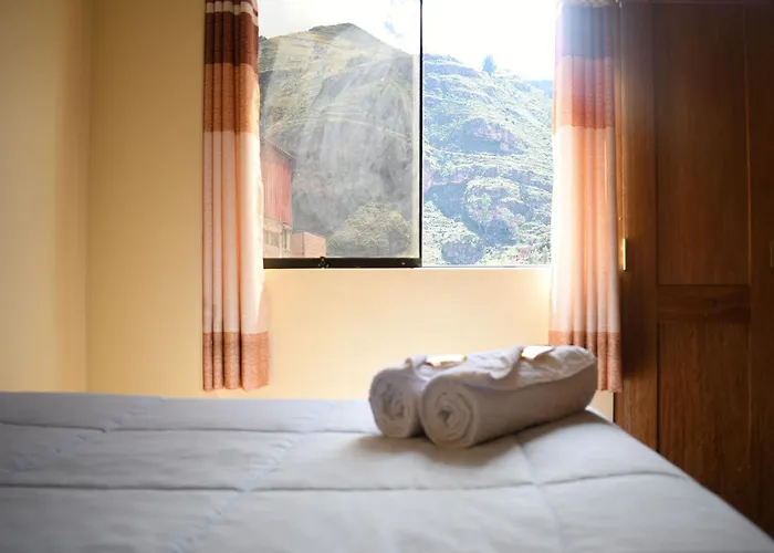 Everest Hotel *